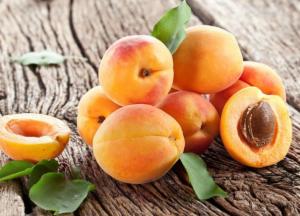 Медики рассказали, кому категорически нельзя есть абрикосы
