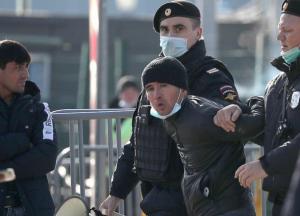 У Росії вже мобілізують мігрантів під корінь: зобов’язали замінити водійські права і роздають повістки (відео)