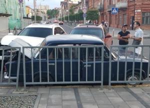 В Днепре два Infiniti протаранили ВАЗ (фото, видео)