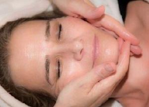 Медики напомнили, как алкоголь влияет на состояние кожи