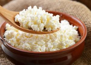 Врачи рассказали, кому опасно есть творог
