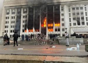 Силовики сбежали из Алматы – у них отобрали оружие, а протестующие возводят баррикады (видео) 