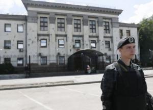 В Киеве военный бросил на территорию посольства РФ пакет с книгами