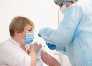 На Закарпатье начнут отстранять от работы непривитых людей