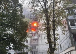 Відео моменту прямого влучання крилатої ракети у багатоповерхівку Дніпра, де троє загиблих