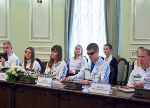 В Харькове чиновники подарили незрячим спортсменам книги и билеты в зоопарк