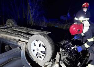 В Хмельницкой области машина перевернулась в кювет: три человека погибли (фото)