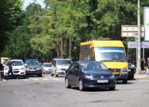 В Днепре маршрутка переехала женщину (Внимание! Видео 18+)