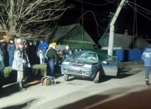 В Донецкой области легковушка въехала в опору линии электропередач, пострадали подростки