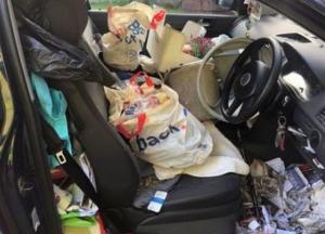 В Британии водитель не смог найти тормоз в захламленной машине и попал в аварию