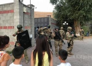 В Киргизии силовики со стрельбой штурмовали дом экс-президента (видео)