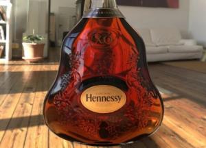 В Кении будут раздавать коньяк Hennessy в качестве «дезинфицирующего средства для горла»