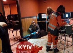 В Киеве мужчину ранили ножом в зале игровых автоматов (фото)