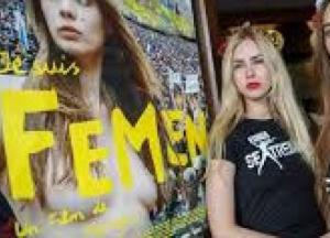 С петлей на шее: в центре Киева участница Femen устроила перформанс (фото)