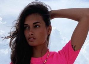 Модель снялась в асимметричном неоновом платье (фото)