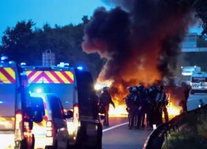 Б’ють авто копів, палять магазини, будують барикади: у Франції протестують радикальні экстремісти (відео)