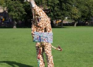 Закончились маски: женщина решила спасаться от коронавируса в костюме жирафа (фото)