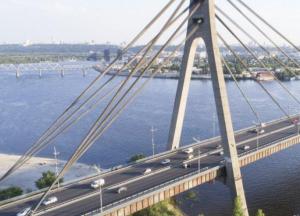 Испытывали судьбу: в Киеве с Северного моста сняли шестерых детей  