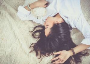 Медики рассказали, о чем свидетельствуют вздрагивания во сне