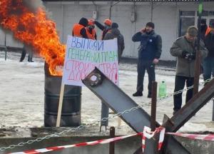 В Харькове на рынке построили баррикады и жгут шины (фото)