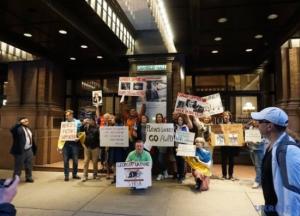 Украинцы устроили лакею Путина "горячий" прием (видео)