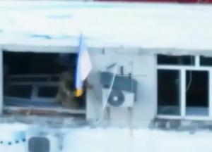 ЗСУ зачистили будівлю міськради Покровська й підняли там прапор України (відео)