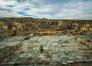 Археологи обнаружили кровати, в которых люди спали 200 тысяч лет назад