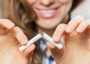 Медики рассказали, в каком возрасте бросить курить практически невозможно