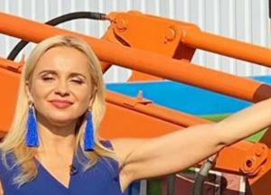 "Бомбезный тандем": Лилия Ребрик позировала у трактора (фото)