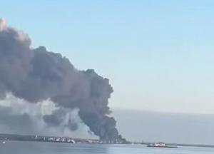 Диму неміряно, усе у вогні: дрони СБУ вдруге за тиждень уразили нафтотермінал "Усть-Луга" на Балтиці (відео)