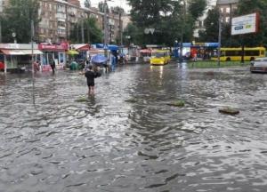 Залило квартиры и подземку: видео масштабного потопа в Киеве