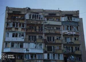 З’явились відео прямих влучань балістикою у Києві, під завалами висотки були заблоковані мертві (відео)