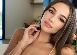 Мисс Вселенная поделилась яркими снимками с отдыха (фото)