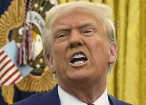 "Звільніть божевільного": у Конгресі США вимагають усунути Трампа від влади