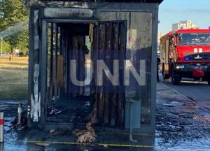 В Киеве неизвестные устроили пожар на остановке