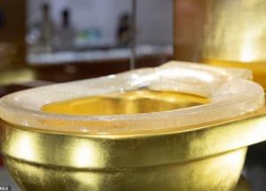 В Китае продают золотой унитаз с пуленепробиваемым сиденьем из 40 тысяч бриллиантов (фото)
