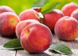 Диетологи объяснили, кому опасно есть персики 