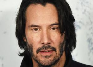 C голым животом: Киану Ривз удивил поклонников внешним видом (фото)