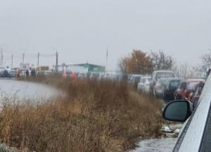 "На Еленовке полный армагедон": на донбасском КПП собрались сотни машин (фото)