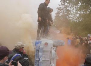 Протестующие у Рады перевернули "бобик полиции" (фото)