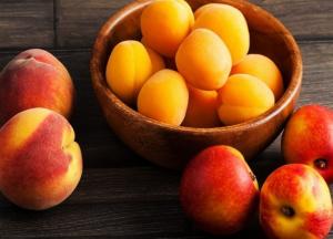 Диетолог рассказала об опасности абрикосов и персиков
