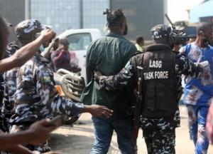 В Нигерии вооруженные люди похитили из школы более 300 учениц - СМИ