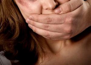 В Киеве изнасиловали беременную девушку
