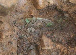 В Корее нашли позолоченную бронзовую обувь VI века 