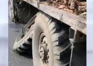 На Ровенщине отлетевшая от лесовоза деталь сломала плечо пешеходу (видео)