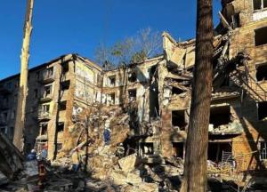 Ракета пробила весь під'їзд та підвал: з-під уламків у Києві дістали мертвою 11-річну дівчинку (відео)