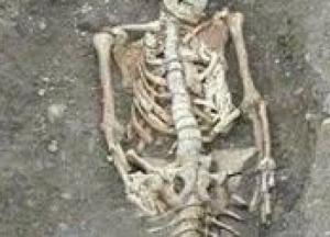В Китае археологи обнаружили обезглавленный скелет на коленях