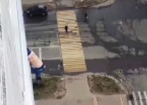 В Москве мужчина выпал из окна 15-го этажа и был оштрафован за нарушение карантина