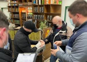 На Закарпатье задержали таможенника, вымогавшего взятку за перевозку сигарет (фото)