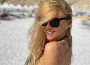 Ох уж эти ноги: Оля Полякова взбудоражила сеть горячими пляжными фото в купальнике